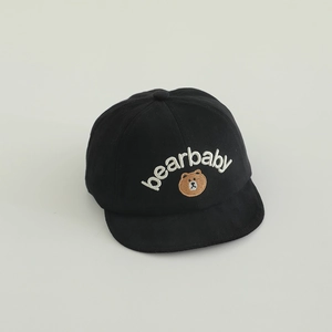 Détail de la broderie ours et du texte bearbaby sur la casquette en coton pour bébé