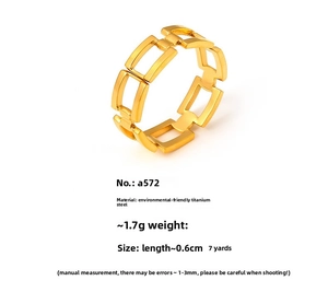 Detail eines 18k vergoldeten Edelstahlrings mit hohlen Rechteckgliedern, Größe 7