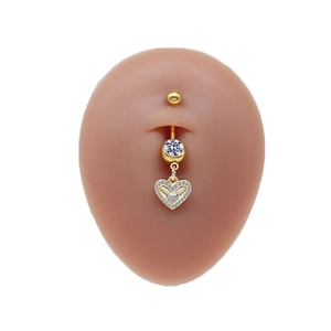 Piercing ombelico dorato con pendente a cuore e zirconi su modello di pelle