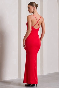 Détail du dos d'une robe longue rouge avec laçage croisé et dos nu sexy élégant