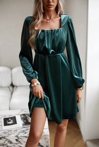 Detail van de groene fluwelen jurk met vierkante hals en elegante lantaarnmouwen