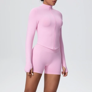Vue détaillée de l'ensemble de yoga rose avec poignets passe-pouce et col montant zippé