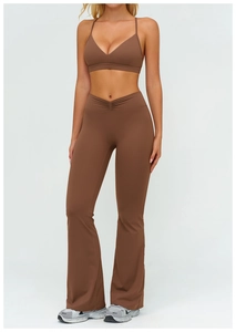 Dettaglio dei leggings da yoga con vita a V e reggiseno sportivo marrone