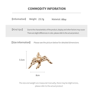 Spilla a forma di colomba dorata in lega, misura 8x5,5 cm e peso di 23,7g, minimal
