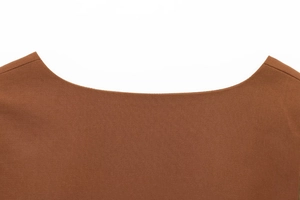 Gros plan sur le tissu sergé marron montrant les coutures et la texture du col