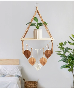 Détail de cordes en coton tissées à la main et de feuilles en macramé sur l'étagère