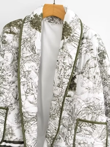 Détail de la veste imprimée toile de jouy avec motifs animaux jungle et liseré vert