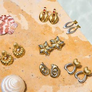 Set de boucles d'oreilles bicolores en acier avec perles et gemmes rouges sur pierre