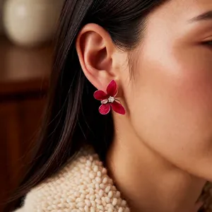 Boucles d'oreilles vintage en argent avec pétales rose foncé et centre en zircon étincelant