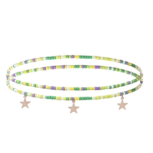 Détail de la chaîne de taille en perles colorées avec pendentifs étoiles dorées