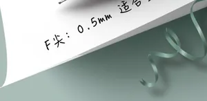 Macro de la plume F 0,5 mm d'un stylo plume vert Morandi pour écriture fluide
