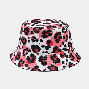 Dettaglio del cappello a secchiello leopardato con cuciture rinforzate sulla tesa rosa