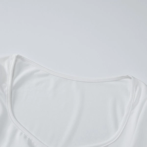Detailaufnahme von weißem Rundhalsausschnitt und feiner Strickstruktur des Damen T-Shirts