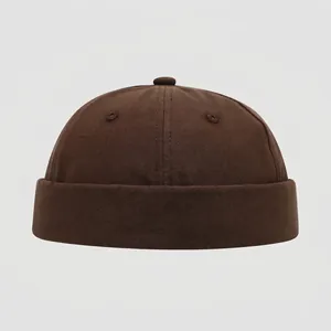 Détail du bonnet docker enfant en coton marron montrant les coutures et la texture du tissu