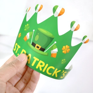 Couronne en papier vert pour la Saint-Patrick avec trèfles pour décoration de fête