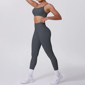 Détails de l'ensemble yoga gris foncé avec legging taille haute et brassière à fines brides