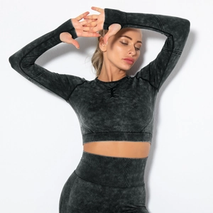 Completo sportivo seamless lavaggio acido con crop top a maniche lunghe e fori