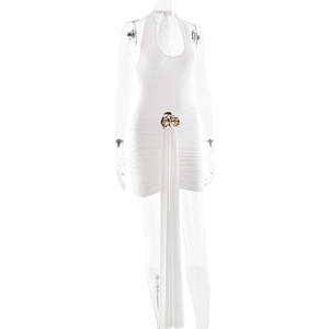 Detailweergave van witte halterjurk met geplooid ontwerp en gouden strik met lang lint