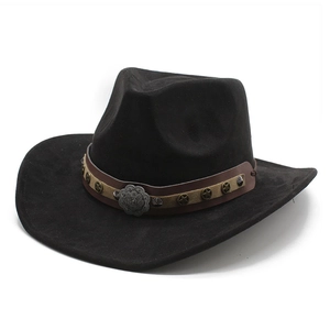Détail d'un chapeau de cow-boy noir avec bande en cuir et rivets étoiles en métal