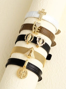 Detail der 18k vergoldeten Armbänder mit Kreuz und religiösen Anhängern im Display