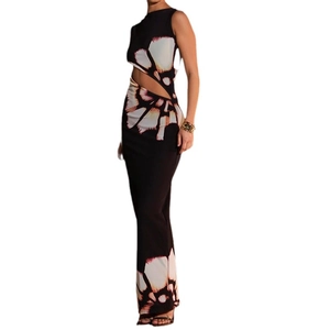 Robe noire sans manches avec imprimé floral blanc et détails ajourés sur les côtés