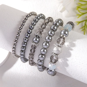 Set di cinque braccialetti multistrato in cristallo argento con perle grigie e lega