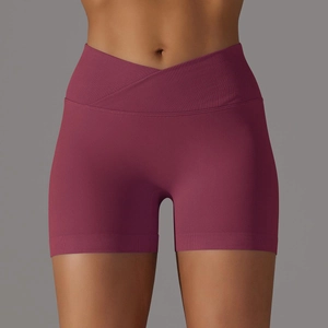 Dettaglio dei pantaloncini da yoga a vita alta incrociata con tessuto a costine elasticizzato