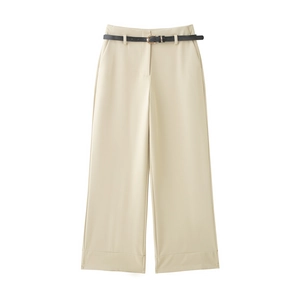 Modische beige Weithose mit hoher Taille und schwarzem Gürtel auf weißem Grund