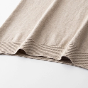 Detail des weichen Strickstoffs und des elastischen Rippsaums dieses Herren-Pullovers
