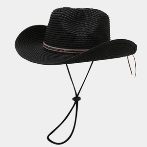Detail eines schwarzen Stroh-Cowboyhuts mit Schlangenmuster-Band und verstellbarem Riemen