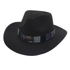 Detailansicht schwarzer Cowboyhut mit US-Flaggenband und bronzenem Adler-Emblem
