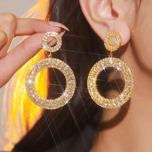 Boucles d'oreilles pendantes géométriques dorées avec strass brillants scintillants
