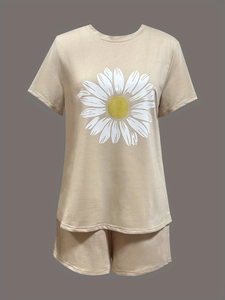 Completo estivo da donna due pezzi con t-shirt stampata a margherite e shorts beige