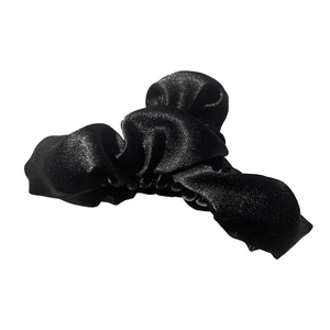 Elegante pinza per capelli in raso nero con trama plissettata e finitura lucida