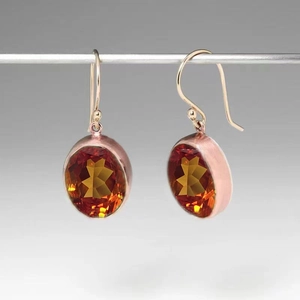 Boucles d'oreilles ovales en cristal ambre et monture en or rose au fini brossé