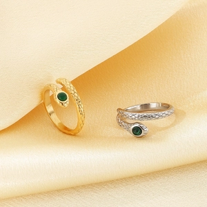 Détails macro de bagues en forme de serpent avec yeux en zircon vert et écailles