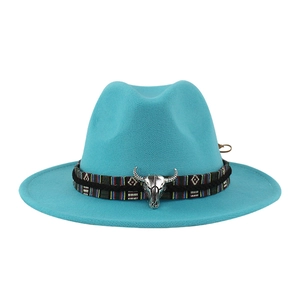 Elegante cappello fedora in lana turchese con fascia etnica e testa di toro d'argento