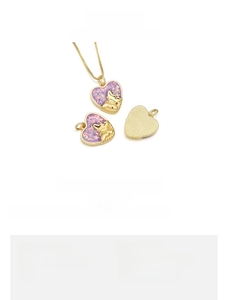 Détail du pendentif cœur papillon plaqué or 18 carats avec opale violette et dimensions