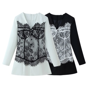 Robe ajustée à col en V avec empiècement en dentelle et boutons en noir et blanc