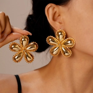 Boucles d'oreilles fleurs dorées texturées en métal au design 3D pour un look élégant