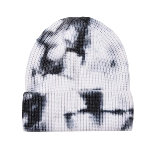 Bonnet en tricot tie-dye noir et blanc avec maille côtelée et bord replié pour l'hiver
