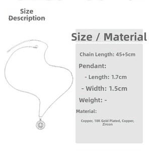 Gros plan du collier pendentif tournesol argenté avec lettre O et pierres de zircon
