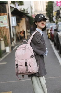 Mochila de negocios rosa de tela oxford impermeable con hebillas laterales puesta al hombro