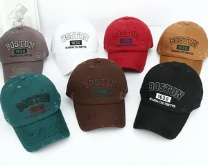 Texture détaillée des casquettes de baseball en coton avec bords usés vintage et broderie