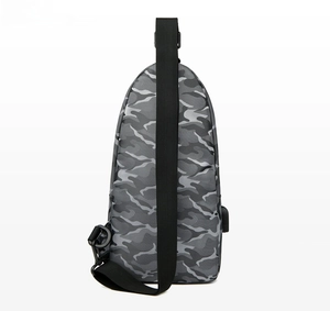 Vue arrière du sac de poitrine camouflage avec port USB et bandoulière réglable