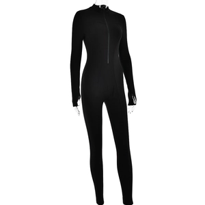 Détail de la combinaison noire à manches longues avec zip frontal et passe-pouces