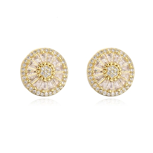 Détail de boucles d'oreilles tournesol plaquées or 18 carats avec zircons sertis