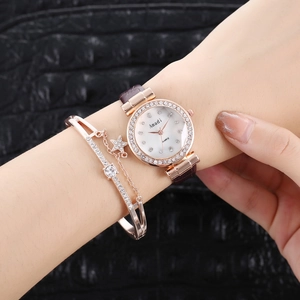 Gros plan d'une montre pour femme en or rose avec cadran nacré et bracelet étoile