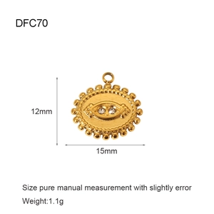 Dettaglio del ciondolo malocchio placcato oro 18K con dimensioni di 12mm per 15mm