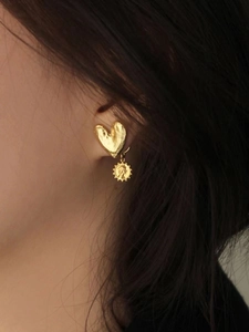 Retro 925 silver heart stud earrings with gold portrait coins worn by model
